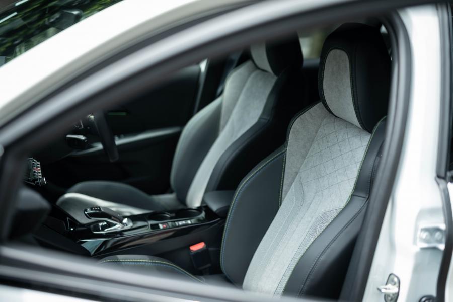 Интерьер Peugeot 208 GT Line 2020 года  (JP) (фото 7 из 20)